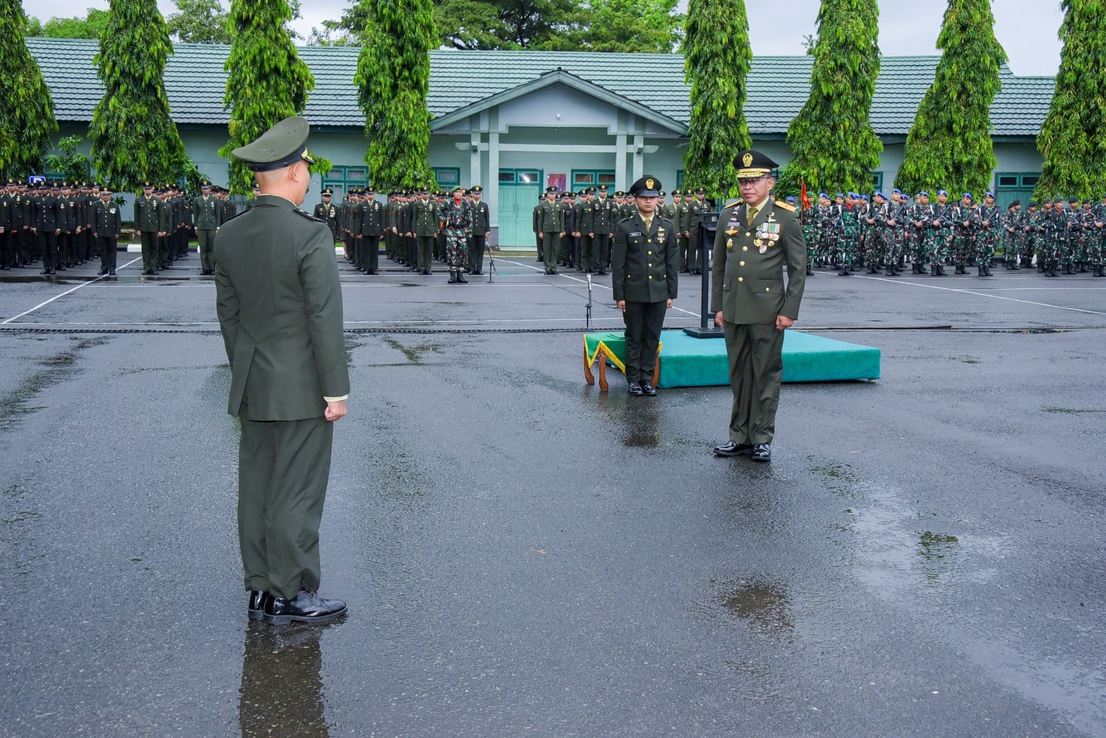 Guyuran Hujan Tak Surutkan Semangat Prajurit Kodam Pattimura Peringati Hari Lahir Pancasila