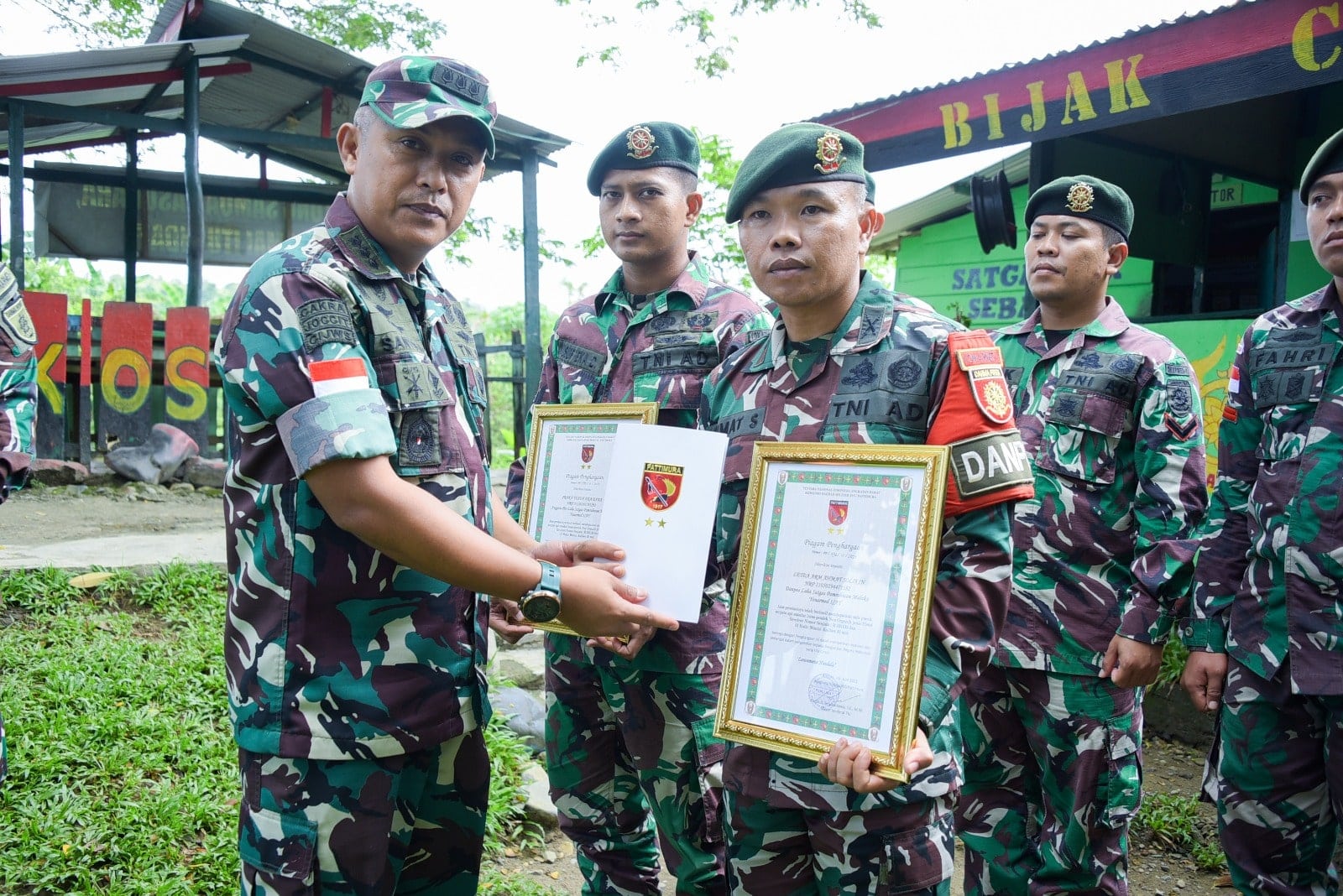 Bentuk Pembinaan dan Motivasi, Pangdam Pattimura Berikan Penghargaan Kepada Prajurit Satgas Kostrad