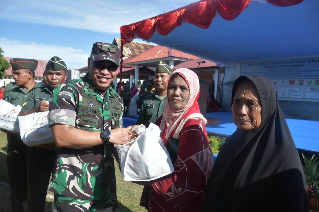 Kasdam Pattimura, Dampingi Ketua PPAD Tinjau Baksos Di Pulau Buru