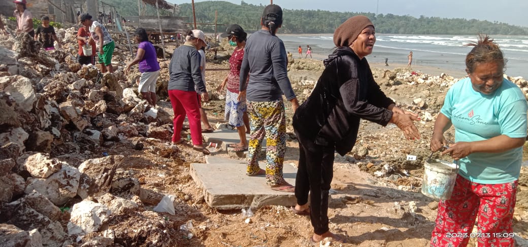 Tak Mau Kalah dengan Prajurit TNI, Emak-emak Desa Ilngey Ikut Andil Sukseskan TMMD