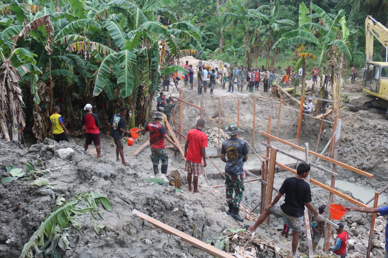 Satgas TMMD Kodim Saumlaki Rubah Jembatan Kayu Menjadi Jembatan Beton