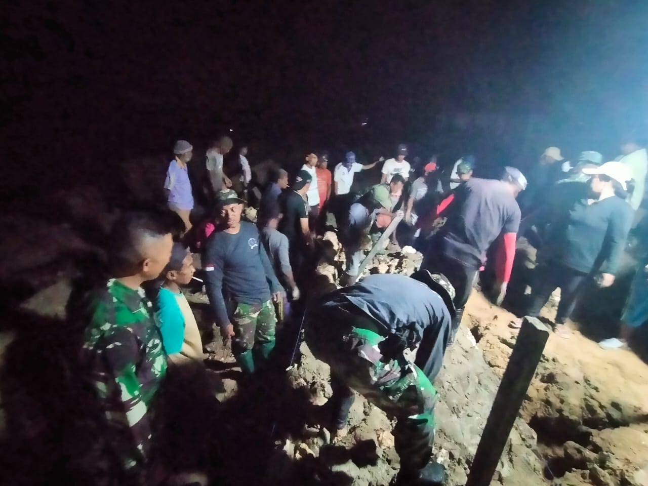 Malam Tak Jadi Halangan Bagi Satgas TMMD Kodim Saumlaki Untuk Terus Kebut Pembangunan Talud