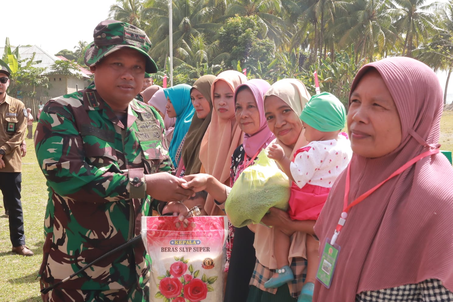 Satgas TMMD Ke-117 Kodim 1510/Sula Bagikan Paket Sembako Dan Stunting Kepada Masyarakat Yang Membutuhkan