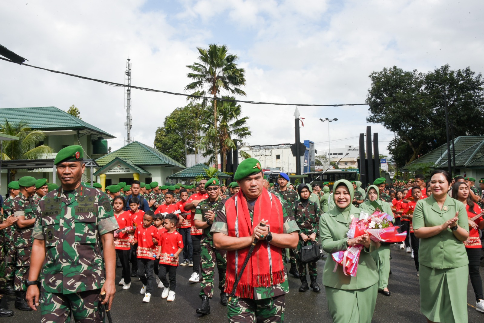 Kunjungi Korem 151/Binaiya, Pangdam Berikan Pengarahan dan Santunan Kepada Prajurit dan Keluarganya