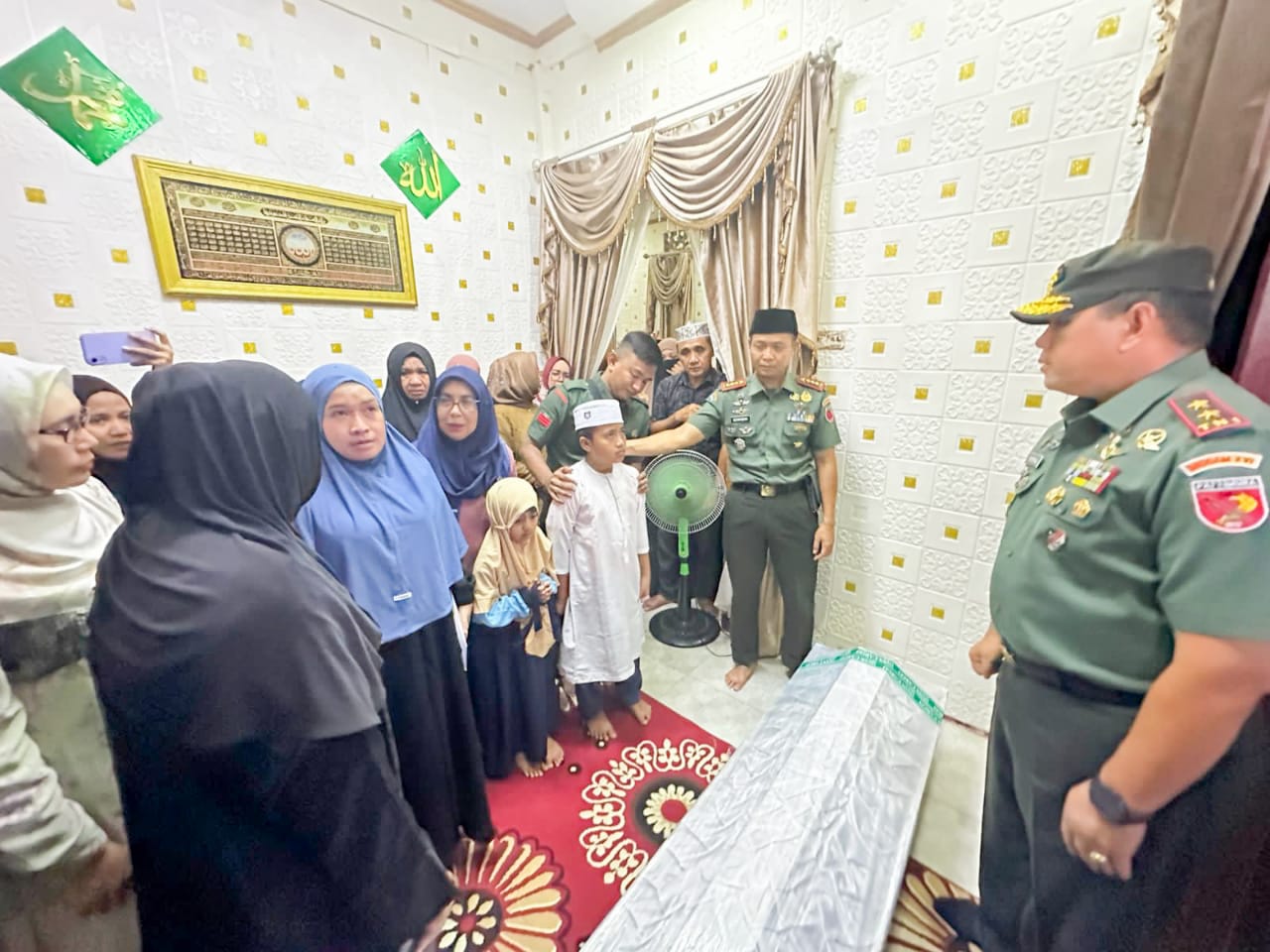 Wujud Bela Sungkawa, Pangdam Pattimura Melayat Ke Rumah Duka Alm Serda Esis Siwiyanto