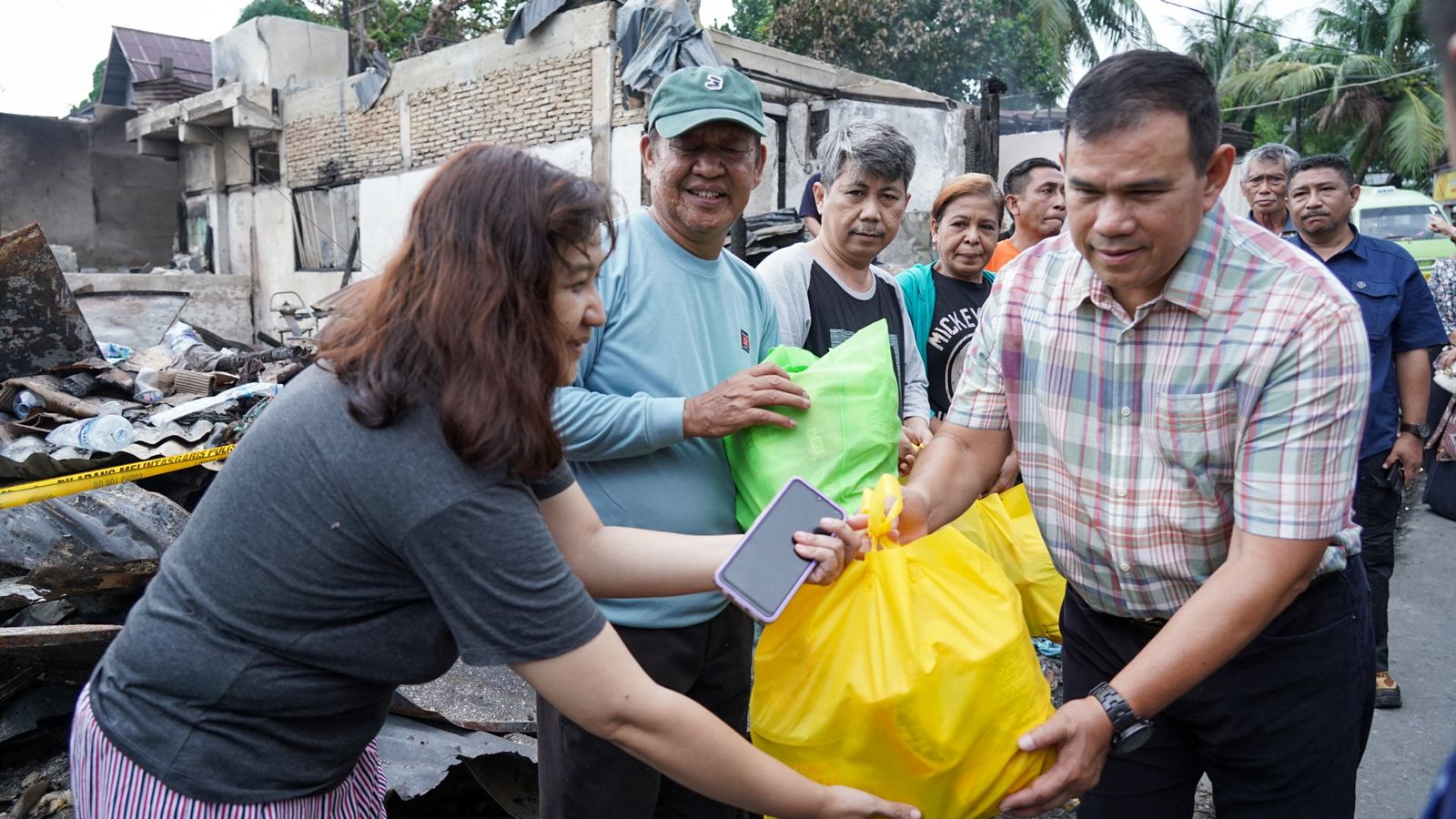 Pangdam Berikan Bantuan Kepada Warga yang Mengalami Musibah Kebakaran