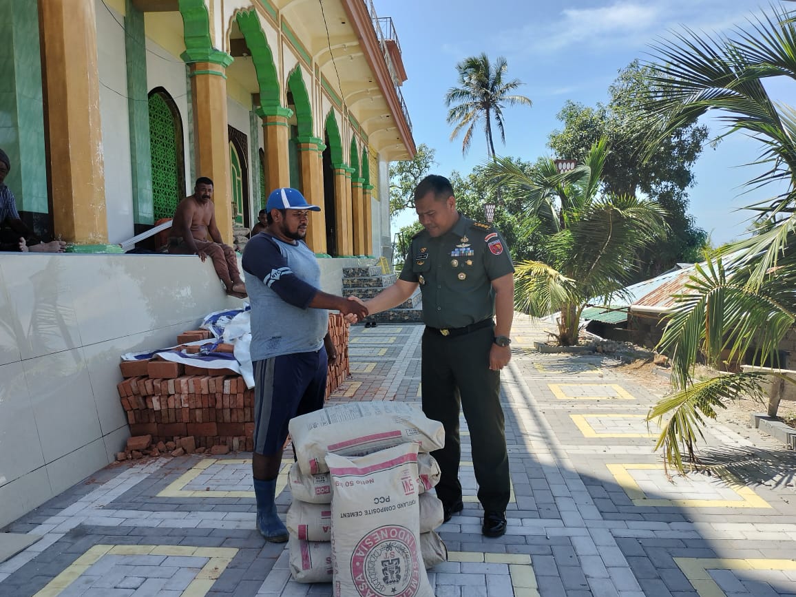 Pangdam Pattimura Berikan Bantuan Untuk Pembangunan Masjid Desa Larike