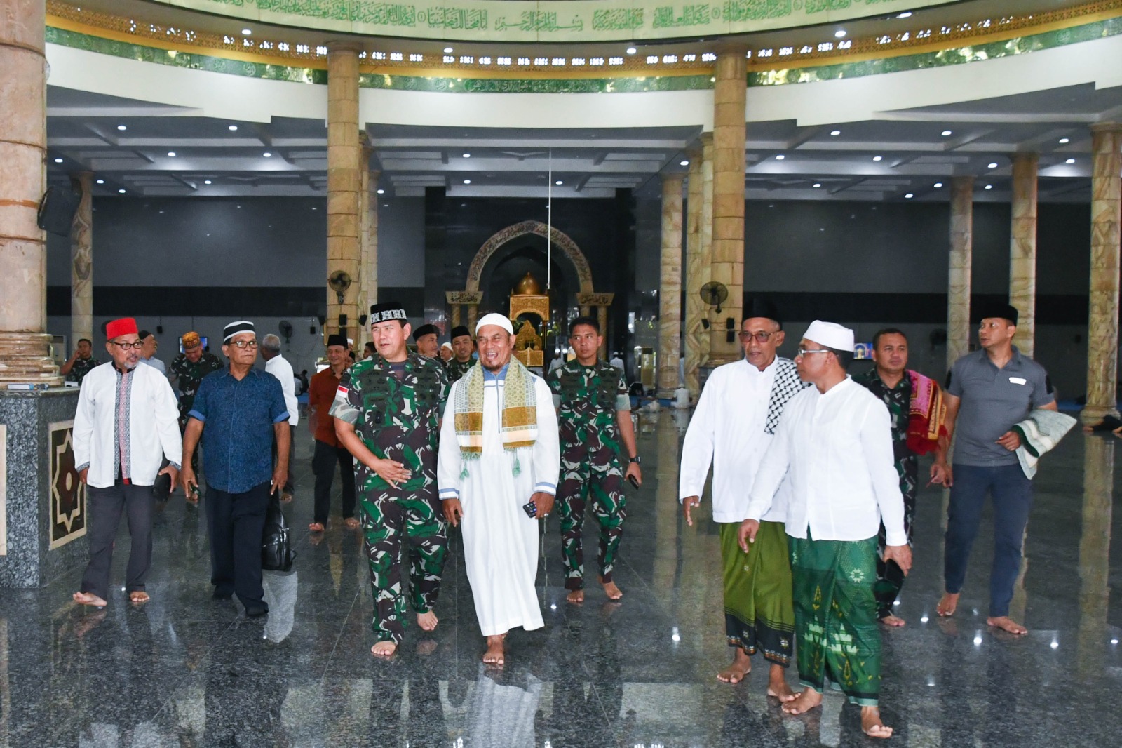 Shalat Jumat  dan Ceramah di Masjid Al Fatah Ambon,  Pangdam Tekankan Pemilu Damai dan Program Basudara Pattimura