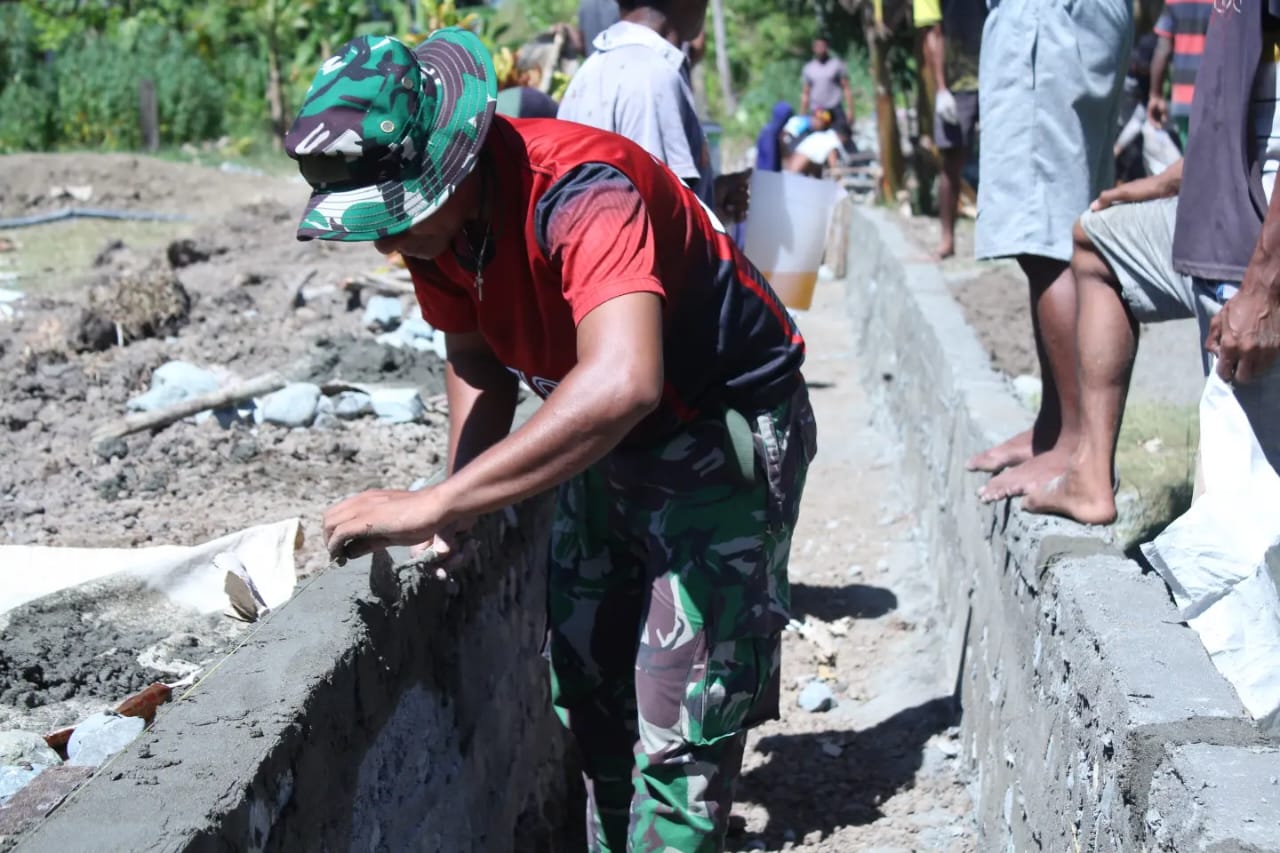 Terik Matahari Bukan Halangan, Tak Menyurutkan Semangat Anggota Satgas TMMD Ke -119