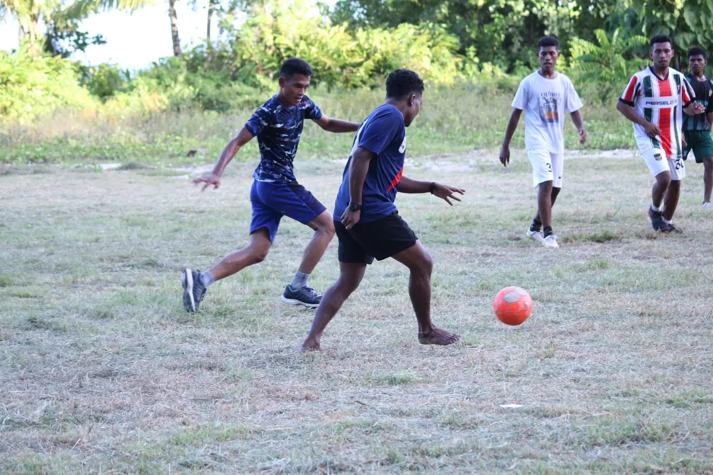 Bentuk Kedekatan Satgas TMMD Dengan Masyarakat, Saat Bermain Sepak Bola