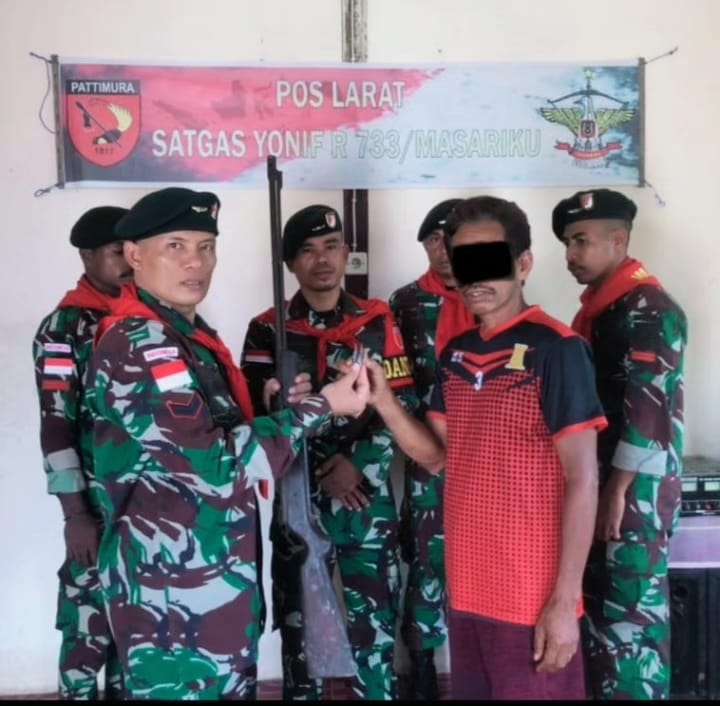 Warga Serahkan Senpi Rakitan Kepada Satgas Pam Puter Pos Larat, Bukti Kepercayaan Masyarakat Kepada Satgas Pam Puter.