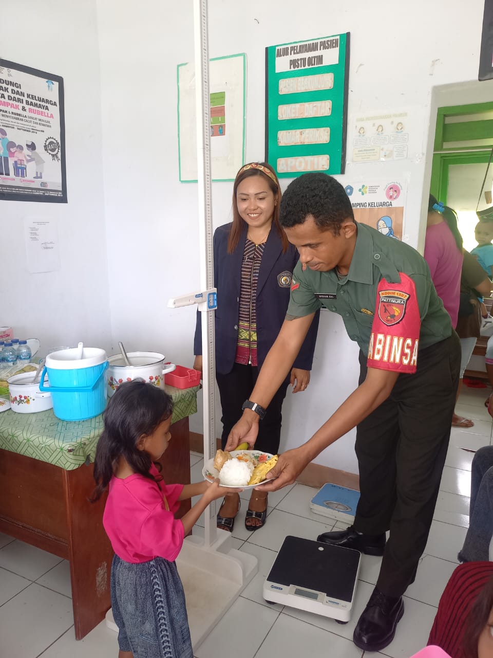 Mencegah Stunting, Babinsa Koramil 1507-02 Mengecek Kesehatan Anak