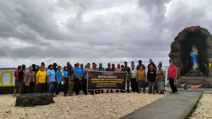 Wujud Sikap Toleransi, Anggota Koramil 1507-03/Selaru Kerja Bakti Bersihkan Gereja