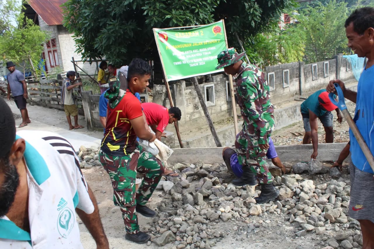 Anggota Satgas TMMD Bersama Masyarakat Tetap Produktif, Lakukan Pengecoran Jalan Setapak di Bulan Puasa