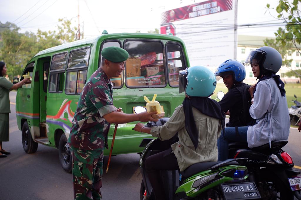 Rindam XVI/Pattimura Berbagi Kebaikan Dengan Pembagian Takjil Gratis di Bulan Suci Ramadhan