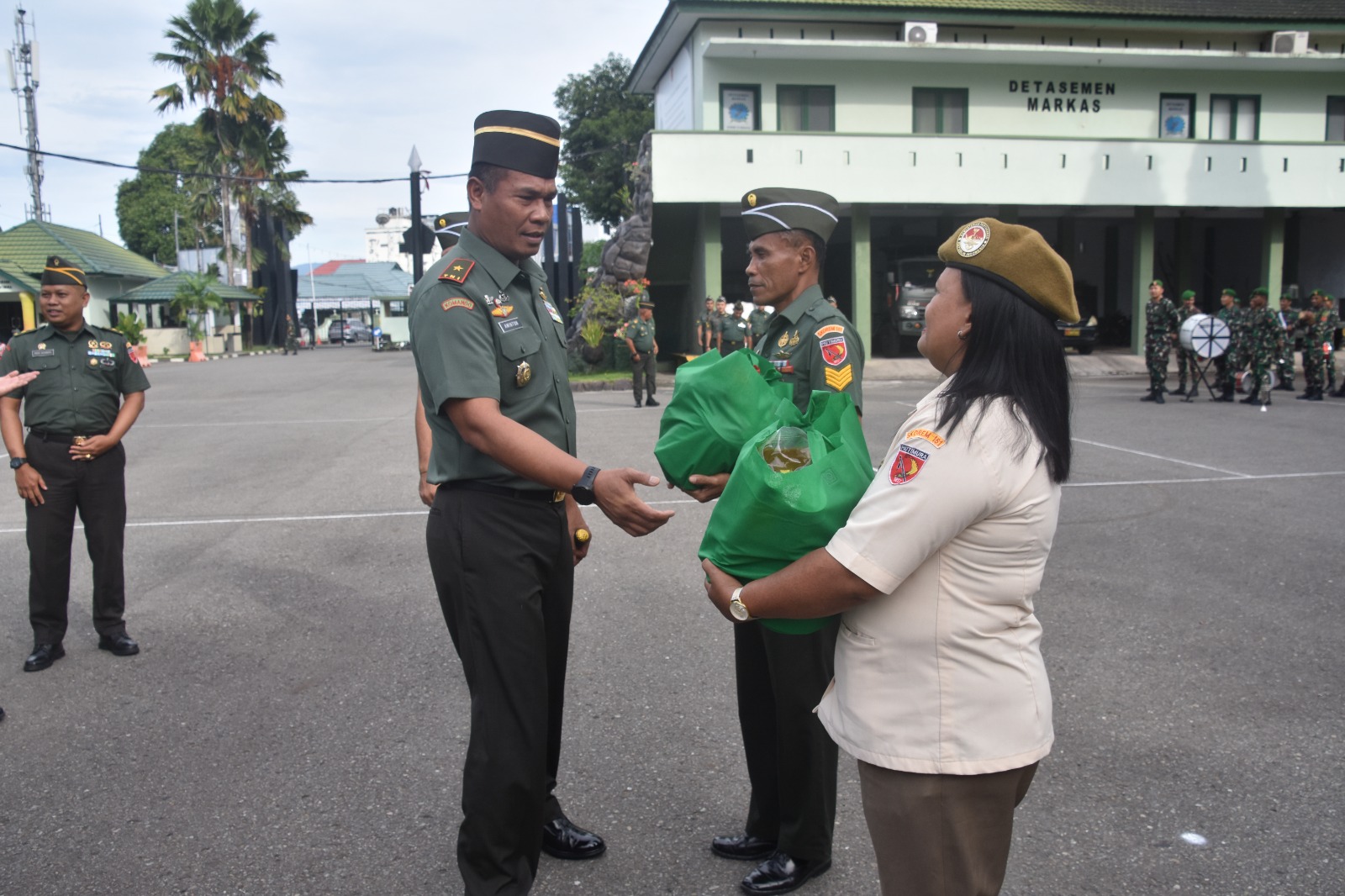 Danrem 151/Binaiya Serahkan Bingkisan Idul Fitri 1445 H Kepada Anggota