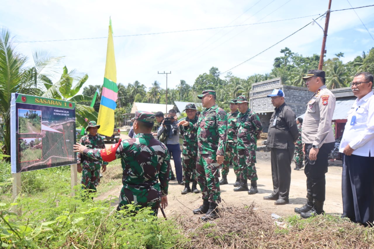 Kasrem 152/Baabullah Kolonel Inf Ridwan Khoerul Anwar, S.I.P., M.Si. Bersama Dandim 1508/Tobelo Dan Sekda Halmahera Utara Tinjau Sasaran (TMMD) Ke-120