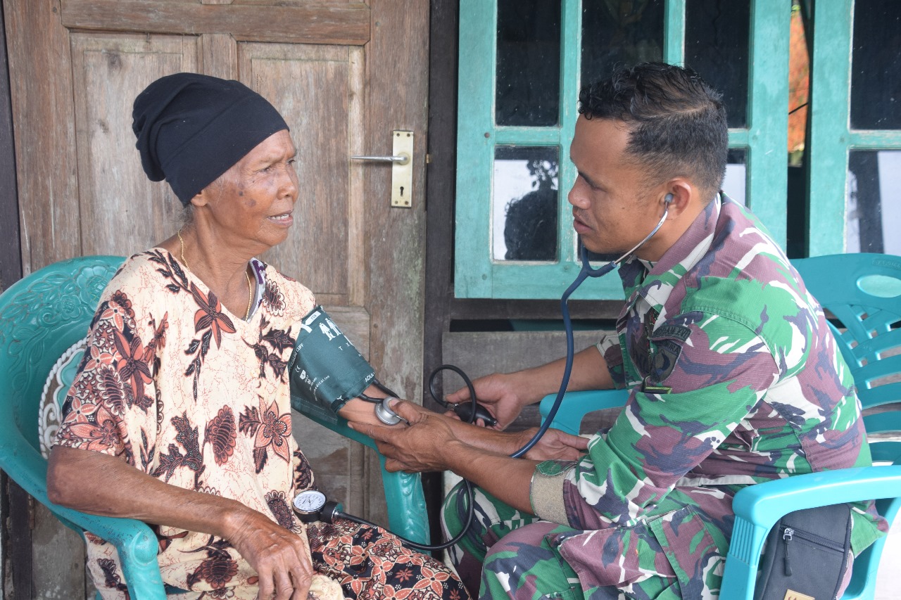 PEDULI KESEHATAN WARGA, TIM KESLAP TMMD-120 KODIM 1506/NAMLEA ADAKAN CEK TENSI TEKANAN DARAH.