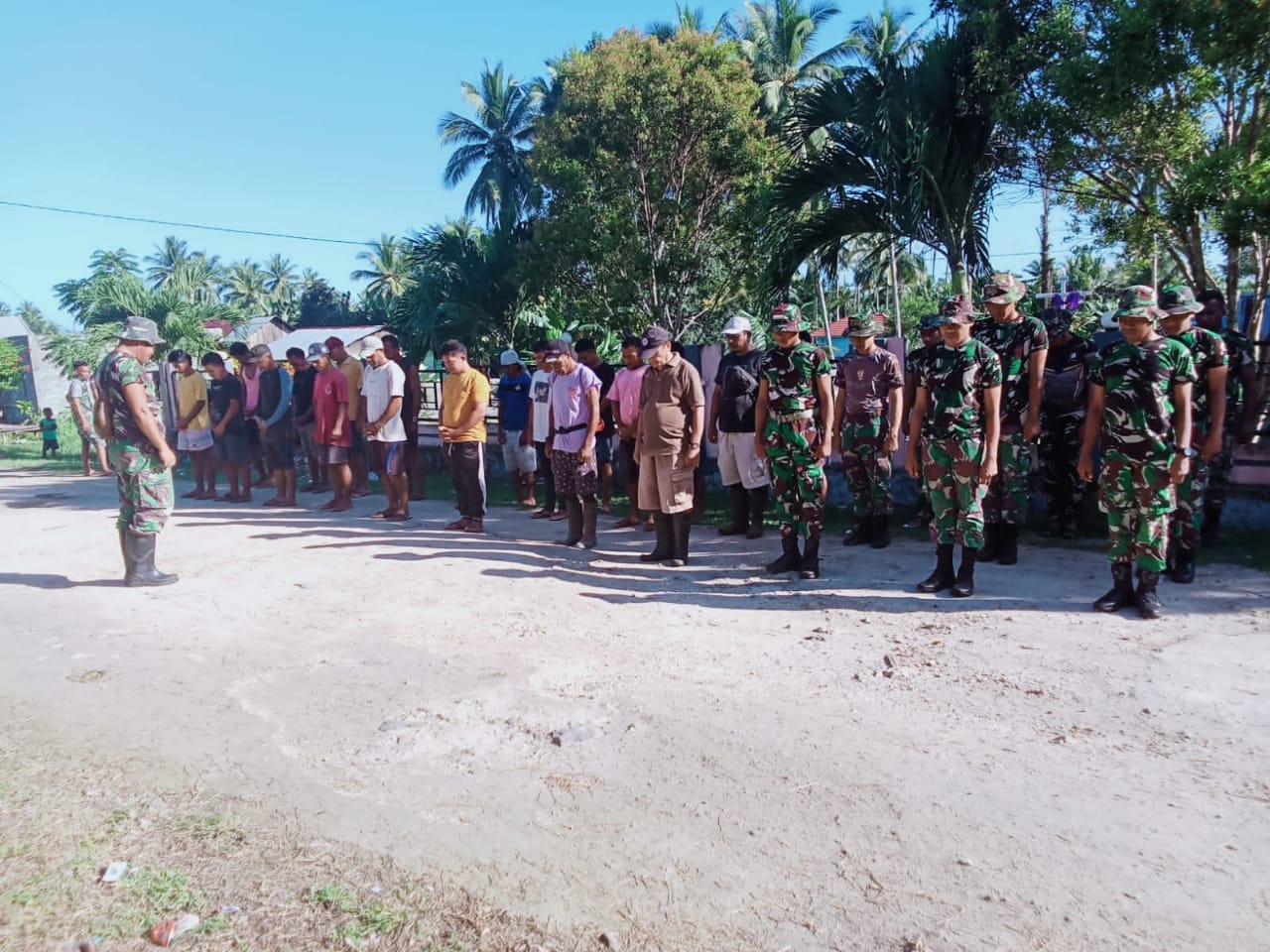 Anggota Satgas TMMD Ke-120 Kodim 1508/Tobelo Awali Kegiatan Dengan Apel Pagi Bersama Masyarakat