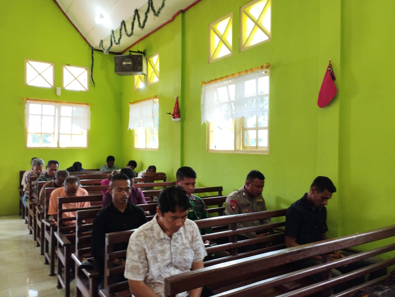 PADATNYA PROGRAM TMMD KE-120, TIDAK MENGURANGI ANTUSIAS PERSONEL SATGAS TMMD MELAKSANAKAN IBADAH MINGGU