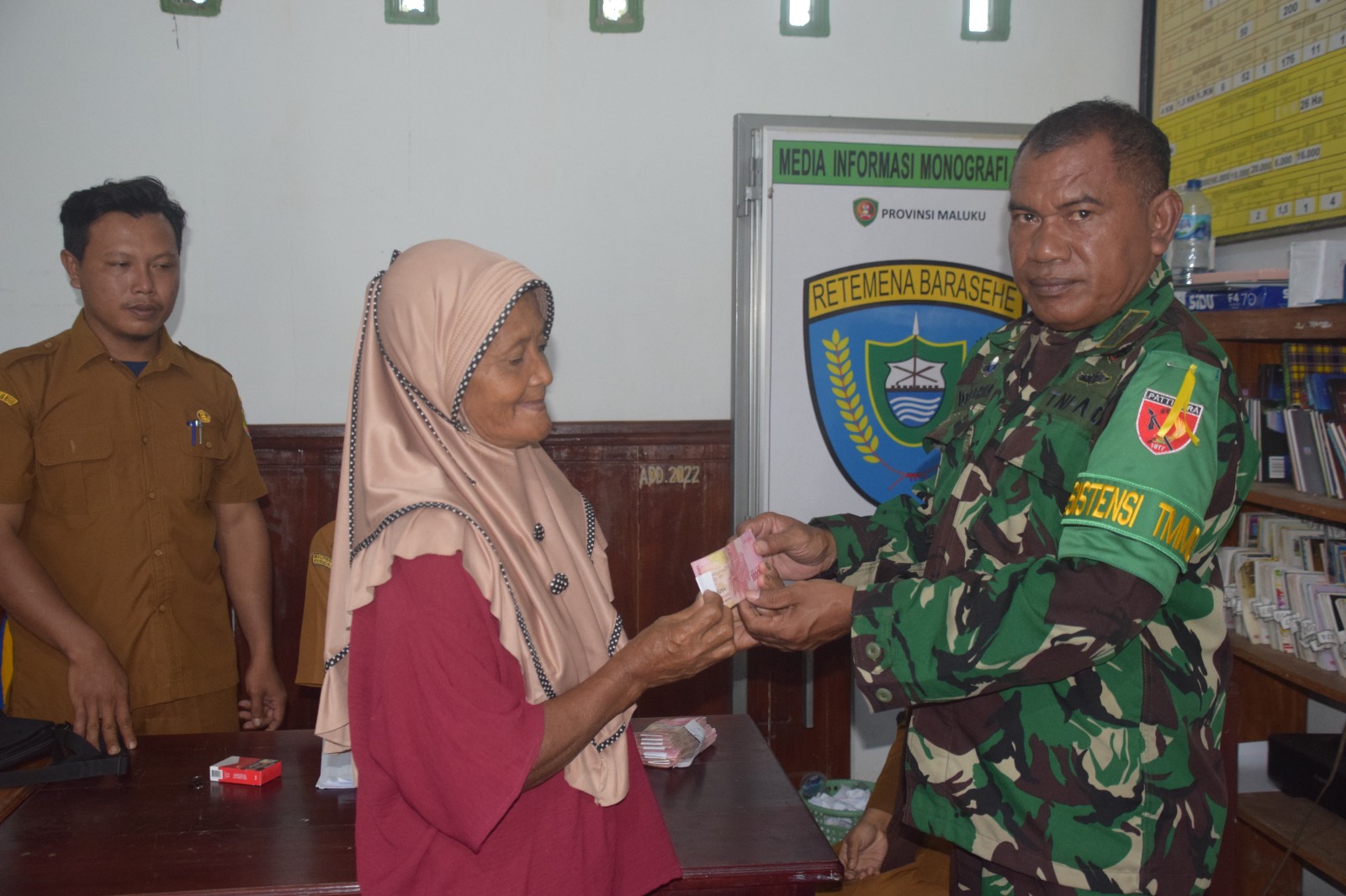 Asistensi TMMD Kapten Inf Idris Leurima Monitoring Penyaluran BLT Di Wilayah Desa Waeleman.