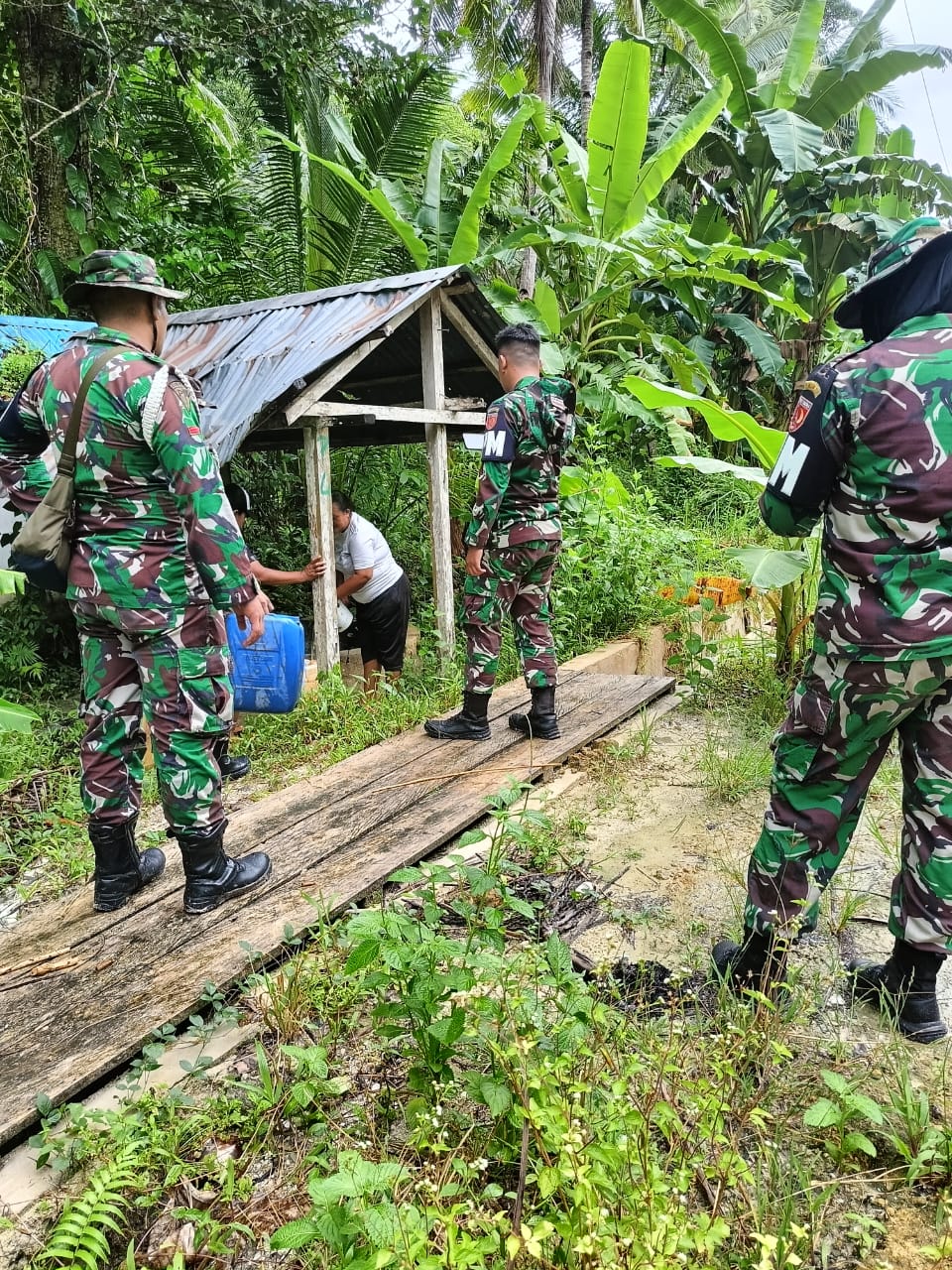 Subdenpom Persiapan Dobo, bantu mengatasi kesulitan air bersih di  Desa Lamerang.