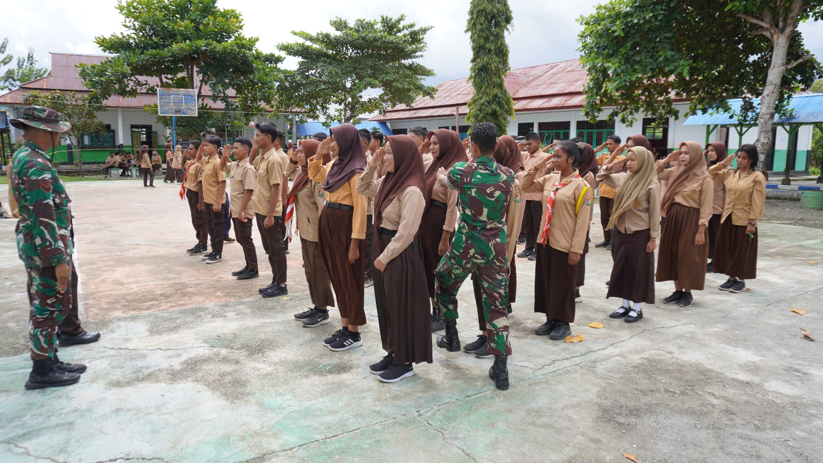 Bersama Satgas TMMD Latih Siswa PBB.