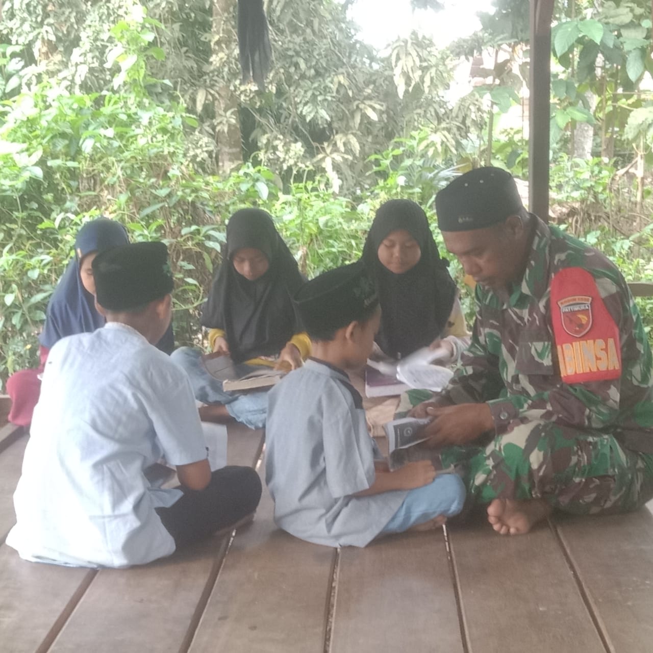 Memupuk Ahlak Mulia, Personel Satgas TMMD Ke-120 Kodim 1506 Namlea Mengajar Ngaji Anak-Anak.