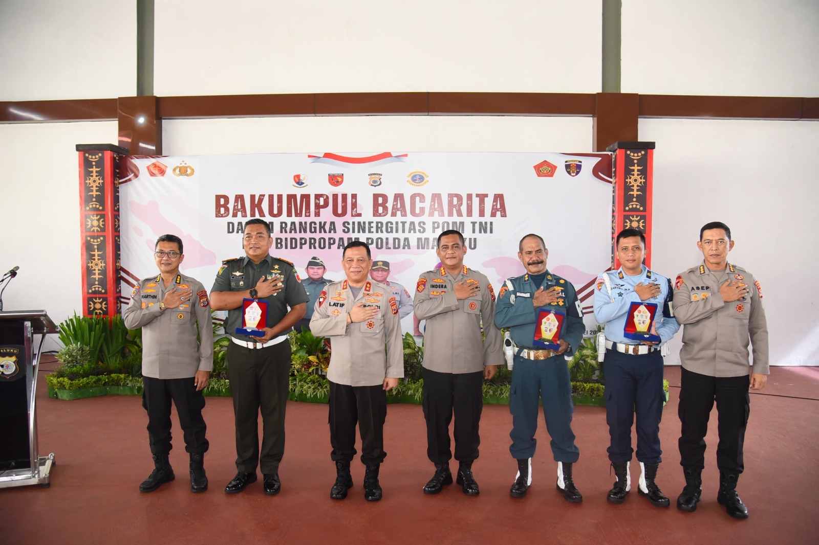 Komandan Pomdam XV/Pattimura menghadiri acara “BAKUMPUL BACARITA” atau Berkumpul Bercerita yang diselenggarakan oleh Polda Maluku.