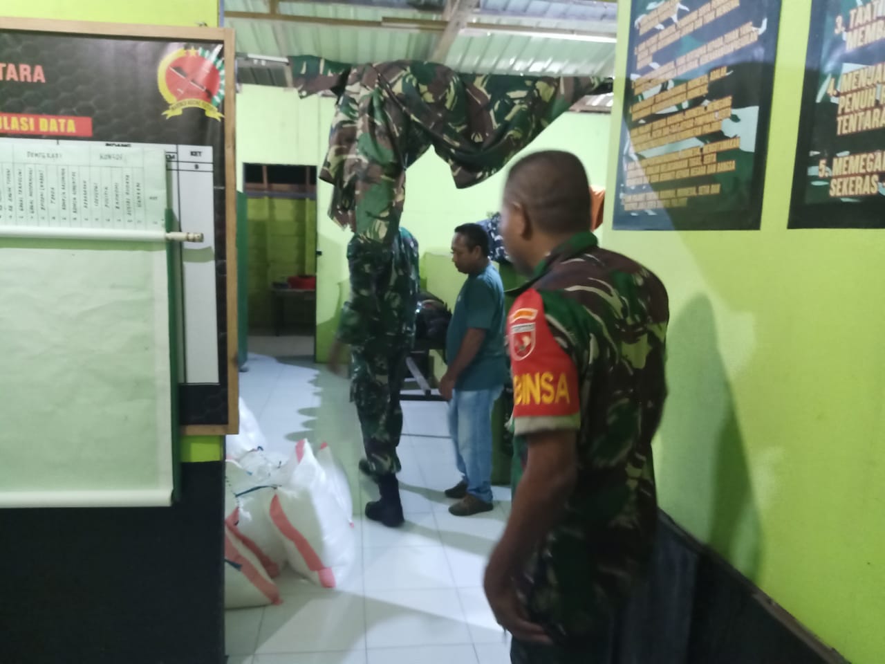 Personil Satgas Yonif 732/Banau Berhasil Mengagalkan Aksi Pengedaran Minuman Keras.