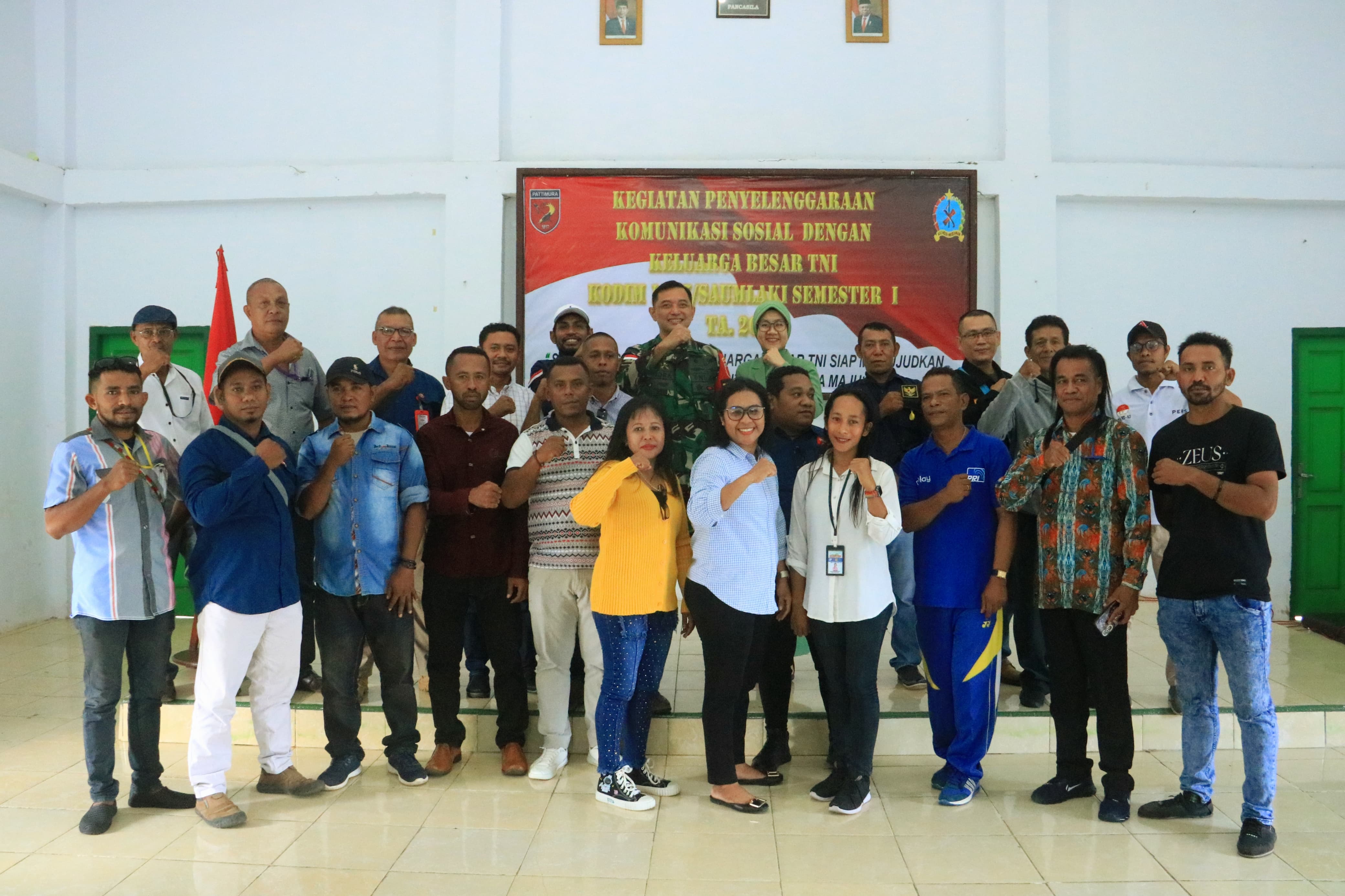 Kodim 1507/Saumlaki Komsos Dengan Keluarga Besar TNI