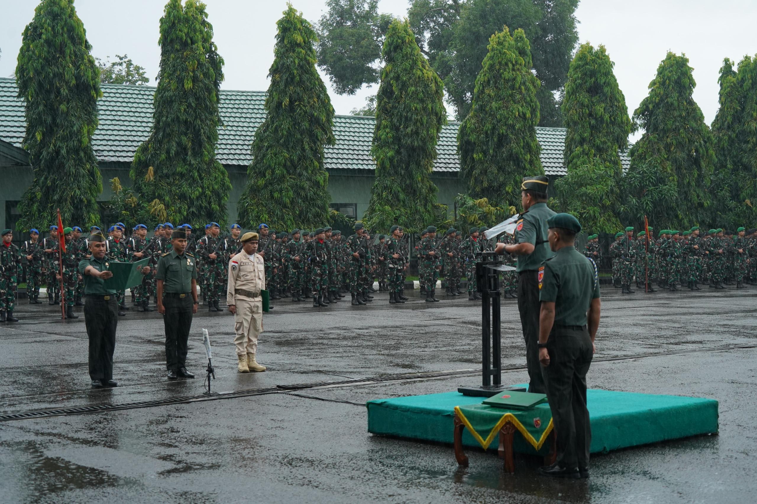 Terpaan Hujan, Tak Patahkan Semangat Prajurit Kodam Pattimura Untuk Melaksanakan Upacara