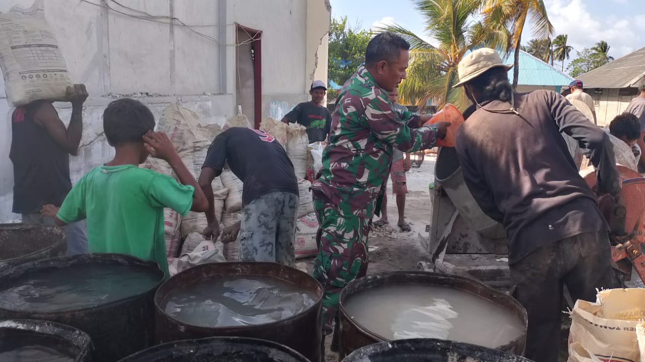 Wujudkan Kepedulian, Babinsa Bersama Warga Buat Pondasi Gereja
