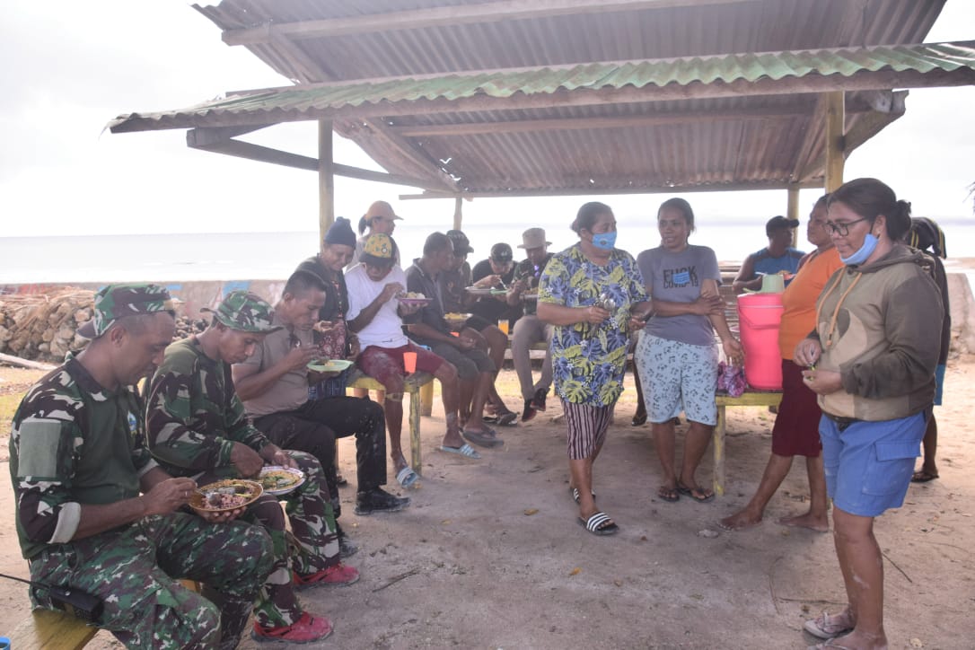 Kebersamaan Makan Siang Satgas TMMD Kodim 1511/Pulau Moa dan Warga
