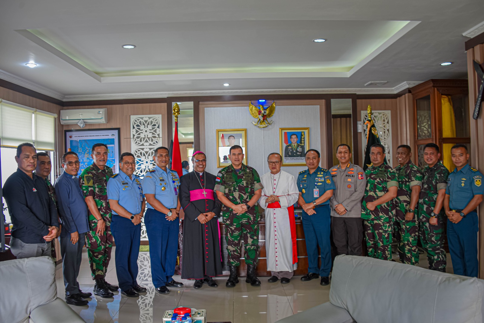 Perkuat Sinergi dan Keimanan Prajurit, Pangdam Pattimura Terima Kunjungan Uskup TNI Polri
