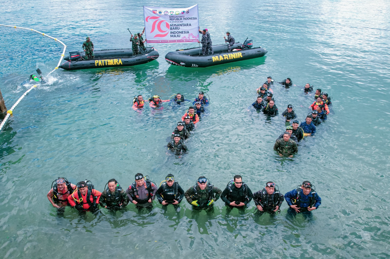 Pangdam Pattimura bersama Forkopimda Kibarkan Bendera Merah Putih di Bawah Laut