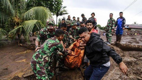 Prajurit Jajaran Korem 152/Baabullah Evakuasi Korban Banjir Bandang