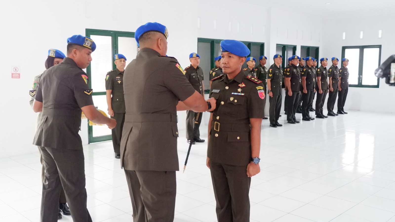 Komandan Pomdam XV/Pattimura pimpin acara penyerahan tugas, wewenang dan tanggung jawab jabatan Komandan Denpom XV/1 Ternate dan Komandan Denpom XV/2 Masohi.