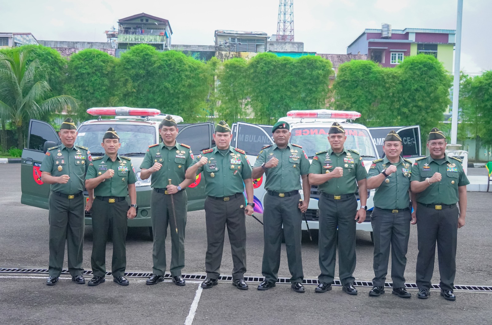 Tingkatkan Pelayanan Kesehatan, Pangdam Pattimura Serahkan Dua Unit Ambulance Kepada Jajarannya