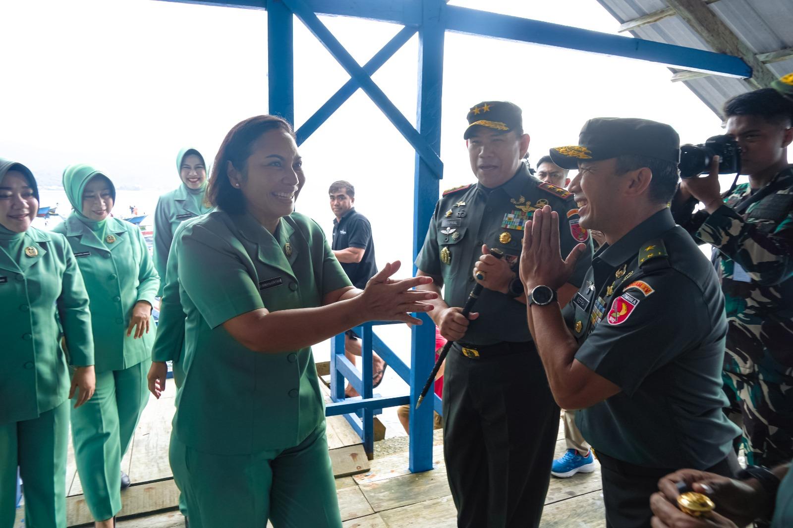 Pangdam dan Ketua Persit KCK PD XV/Pattimura Sambut Kunker Ketua Umum Persit KCK