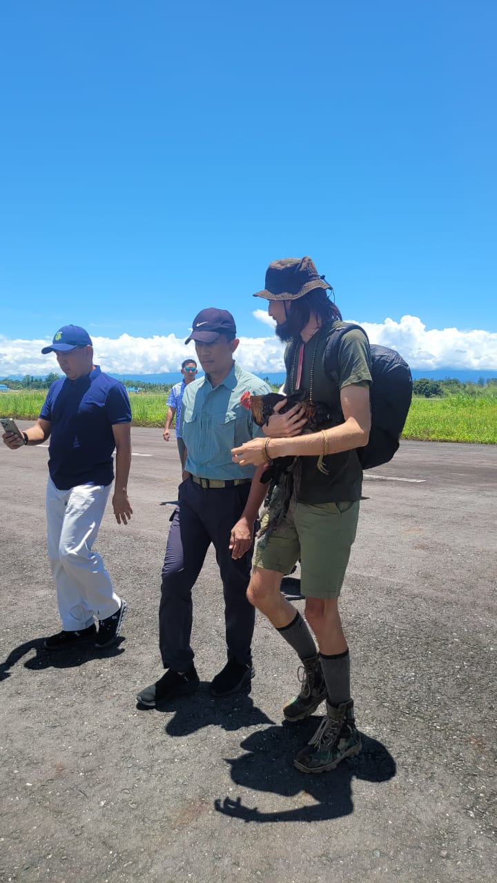 TNI-POLRI BERHASIL BEBASKAN PILOT SUSI AIR PHILLIP MARK MEHRTENS DARI SANDERAAN OPM