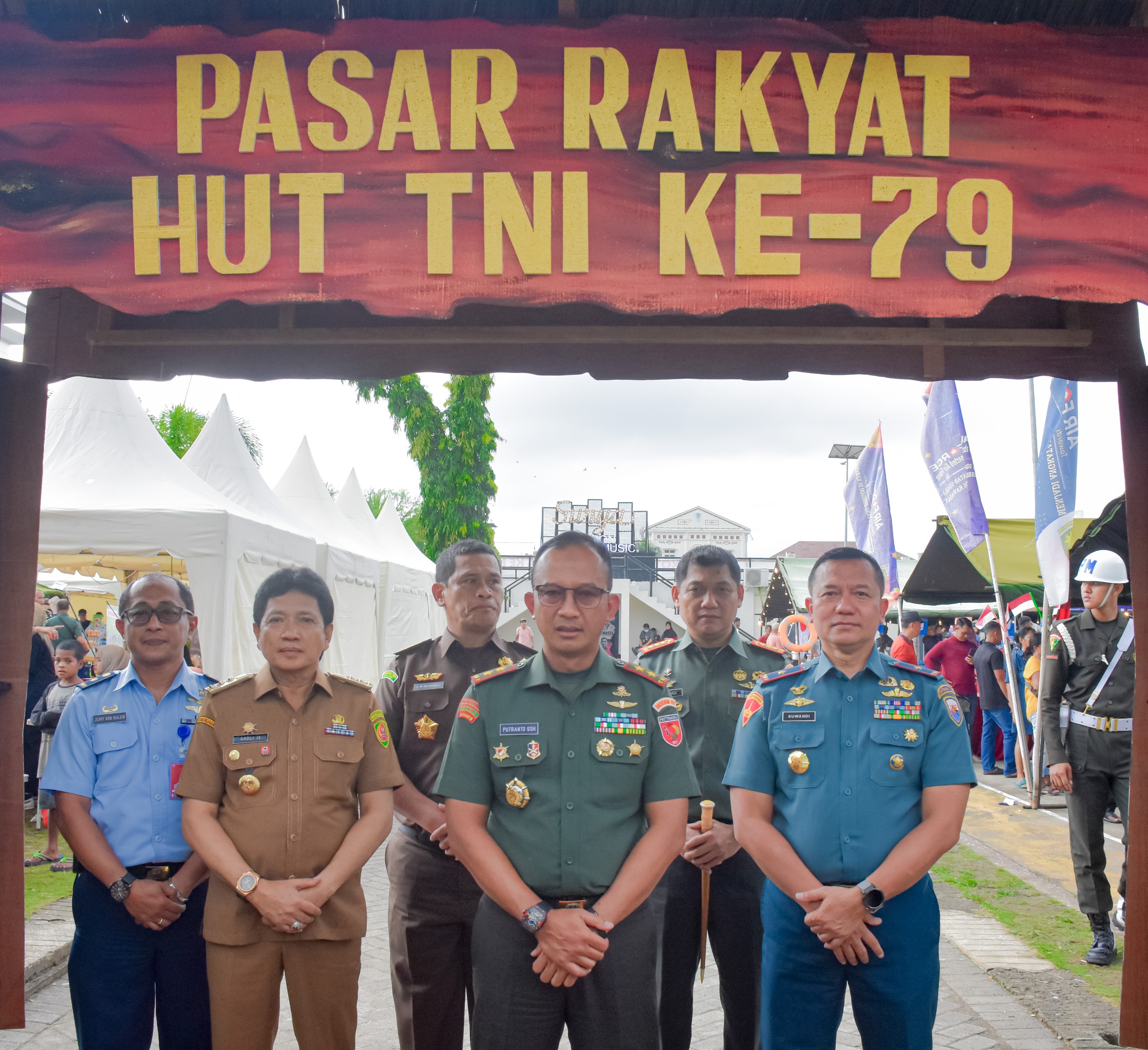 TNI di Maluku Gelar Pasar Rakyat