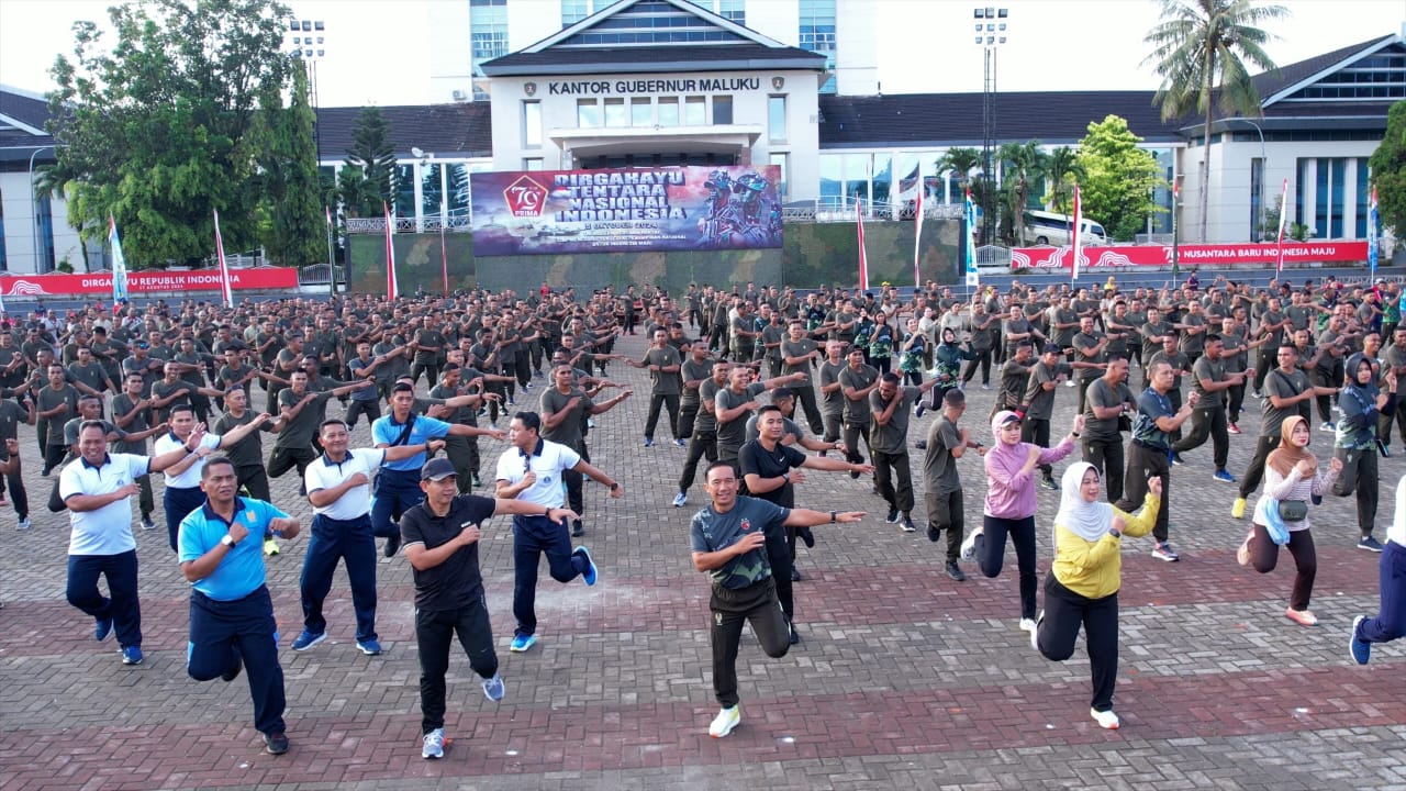 TNI Ciptakan Jumat Gembira di Pusat Kota Ambon