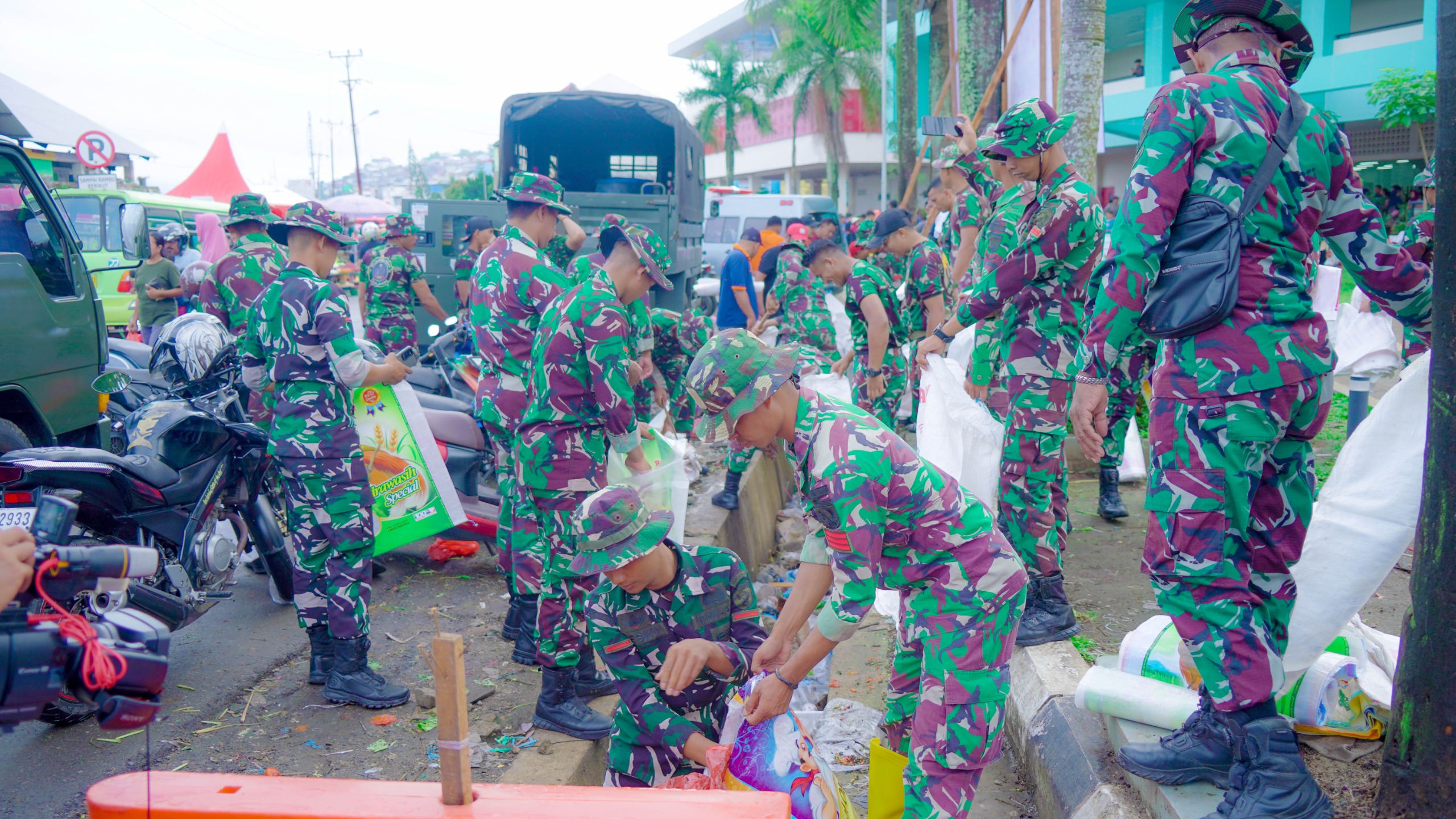 Tingkatkan Kebersihan dan Kenyamanan, TNI Gelar Karya Bakti di Pasar Mardika