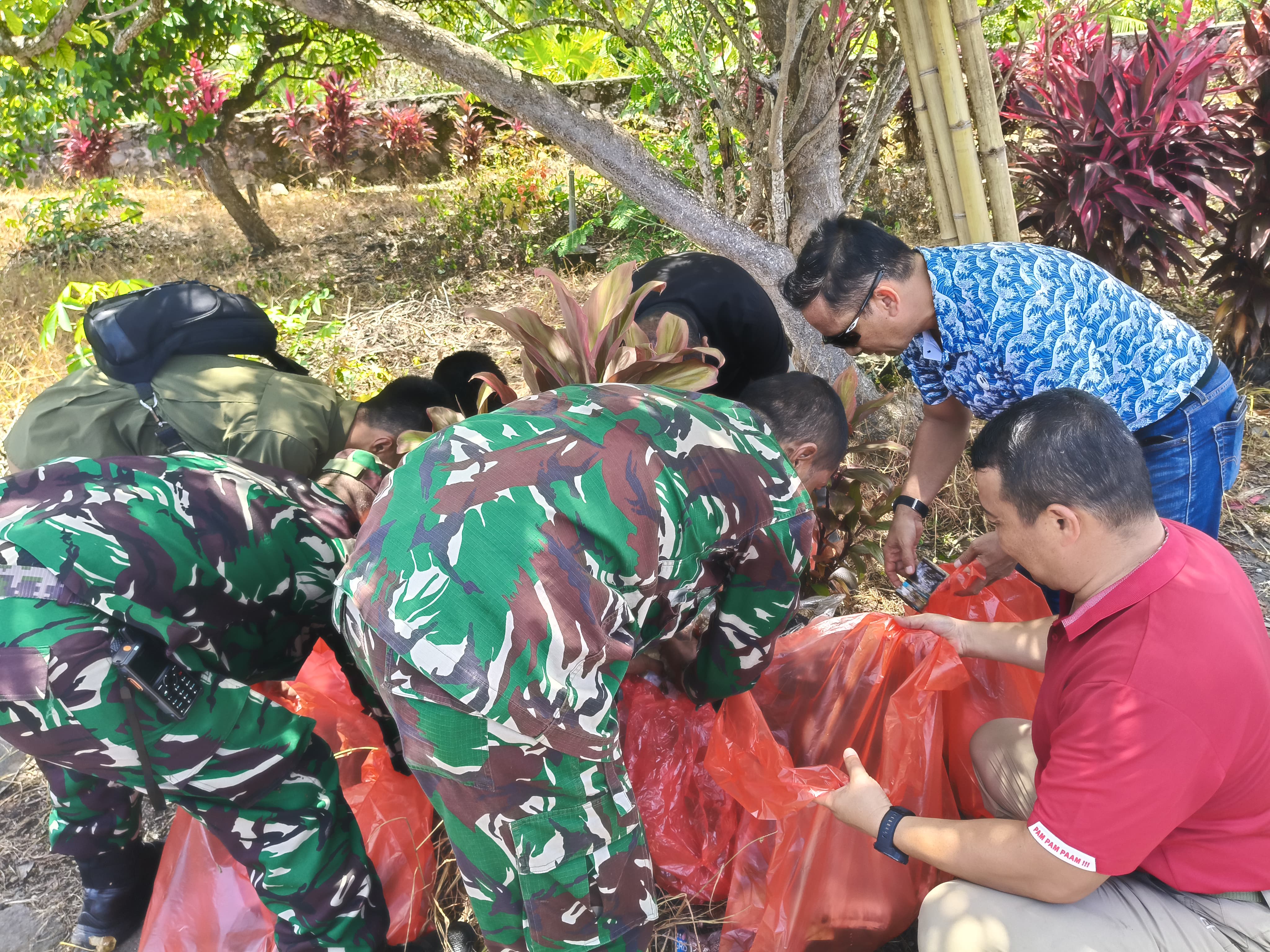 Kasdam Pattimura Pimpin Aksi Bersih Sampah di Lokasi Benteng Tahula Tidore