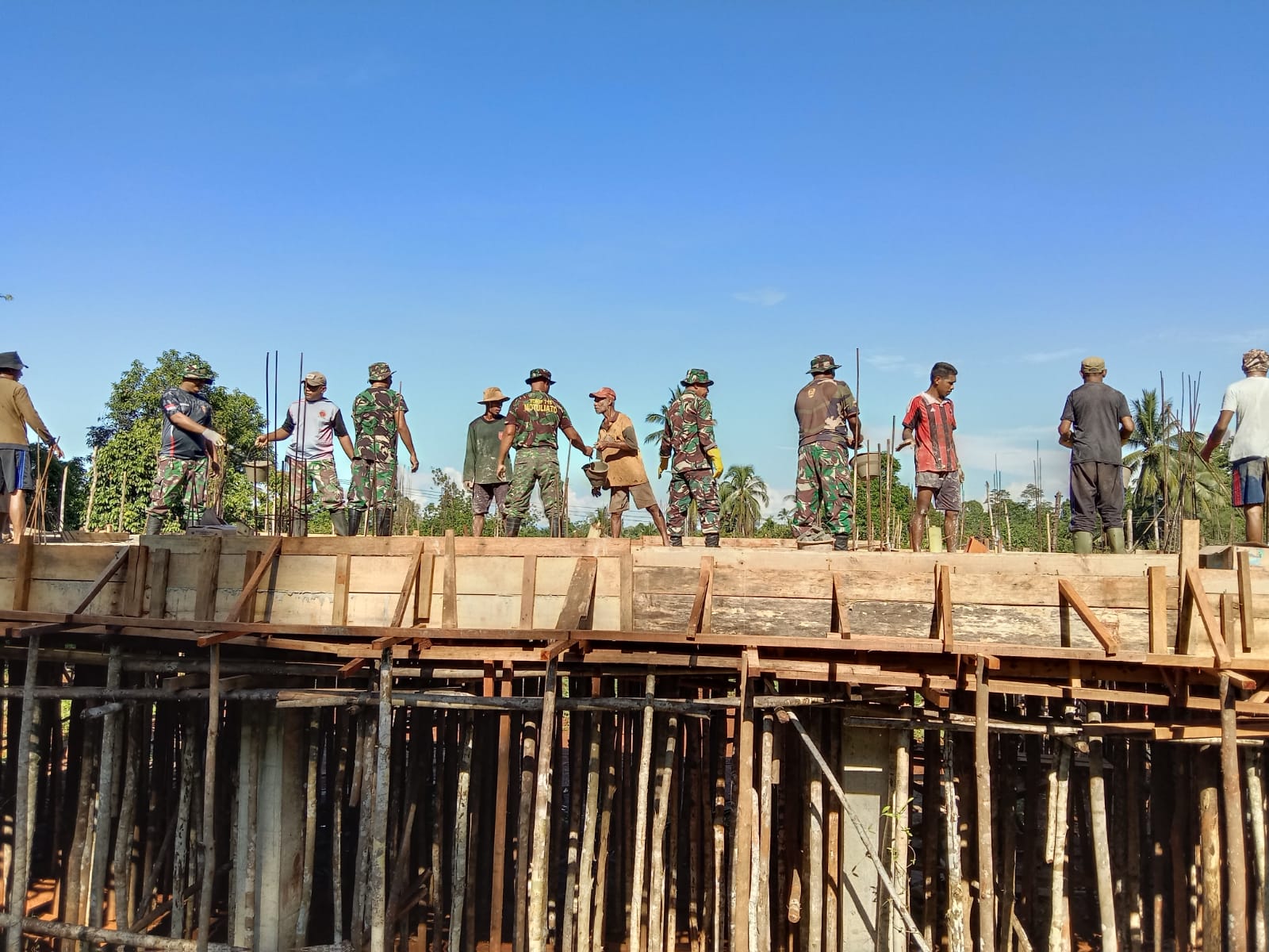 Koramil 1513-03/Kairatu Bersama Masyarakat Desa Ursana Melaksanakan Pengecoran Gedung Gereja Shalom