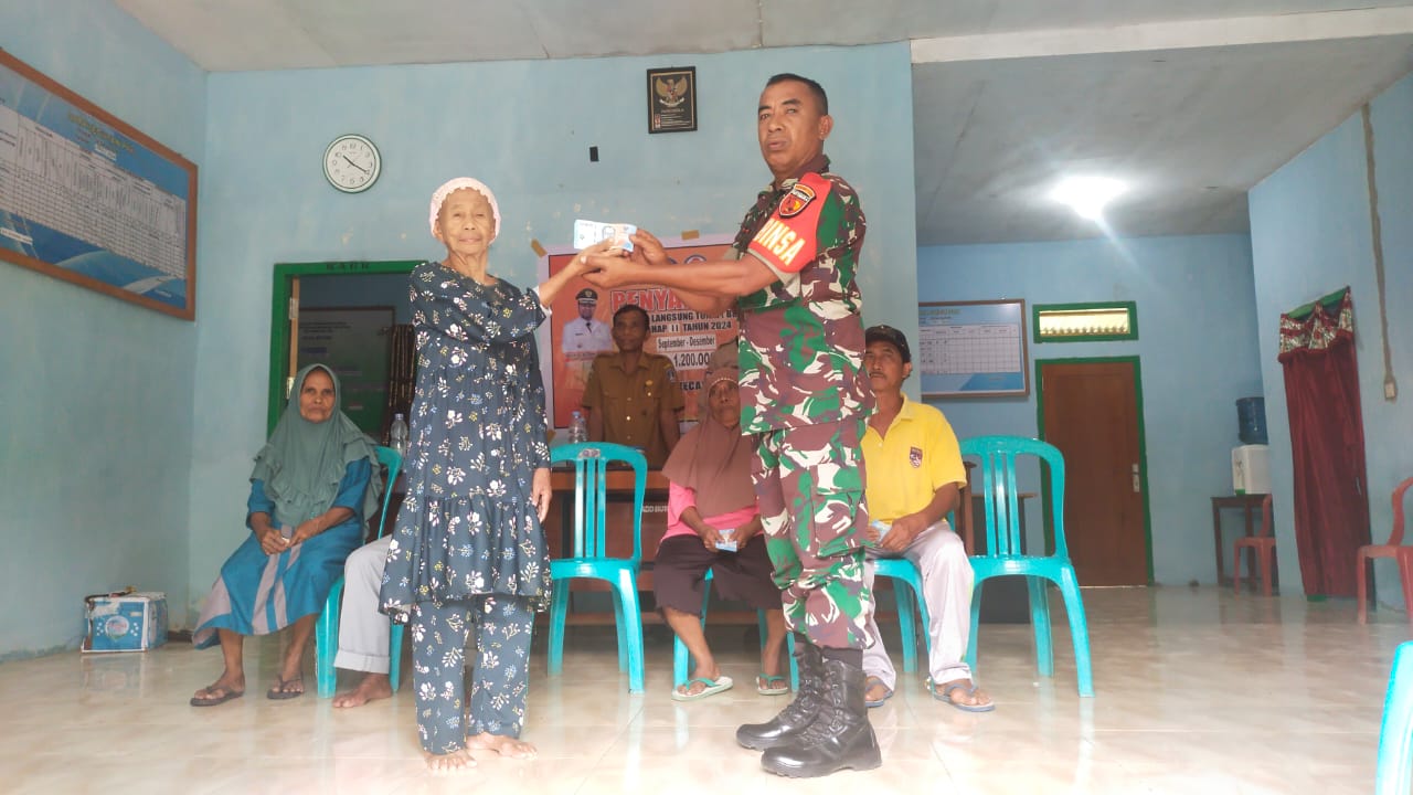 Babinsa Koramil 1509-02/Obi Dan Bhabinkamtibmas Polsek Obi Kawal Penyaluran BLT Tahap 2 Desa Buton