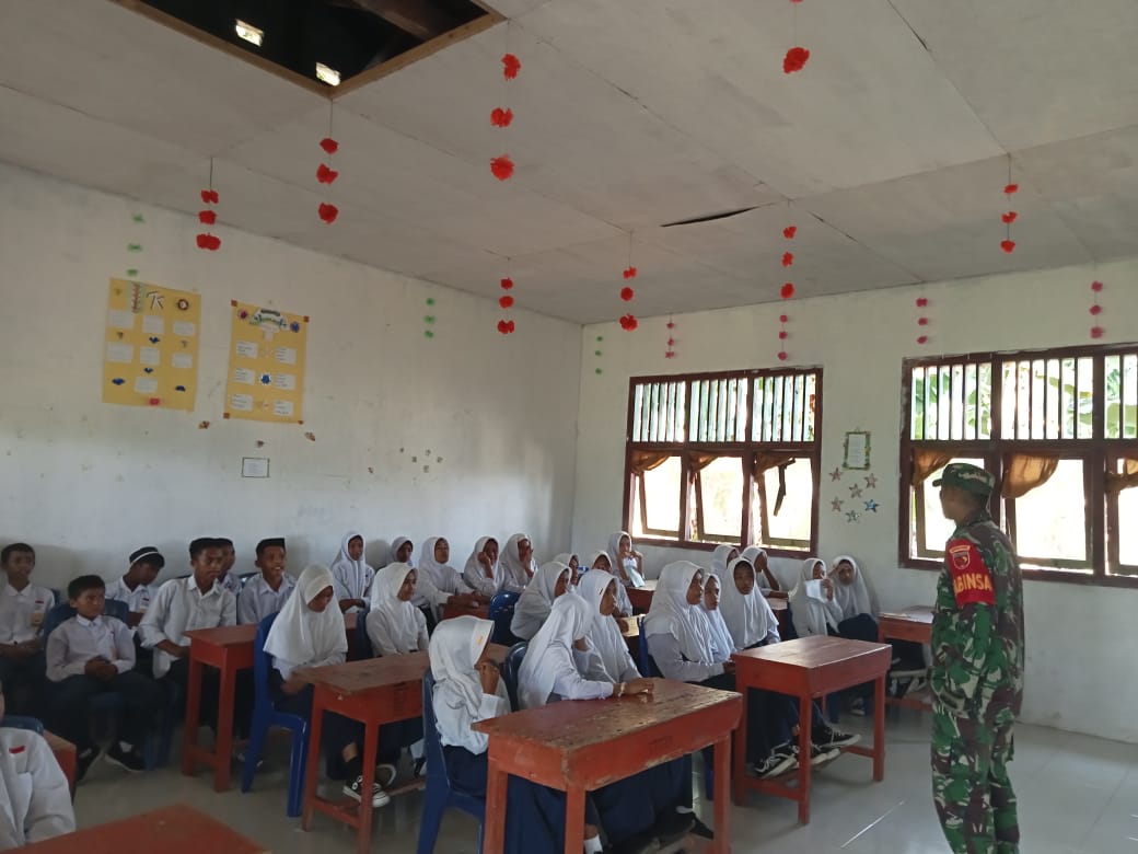 Ciptakan Generasi Berkualitas, Babinsa Koramil 1509-01/Bacan Latih PBB dan Wasbang di MTS Nursyafat