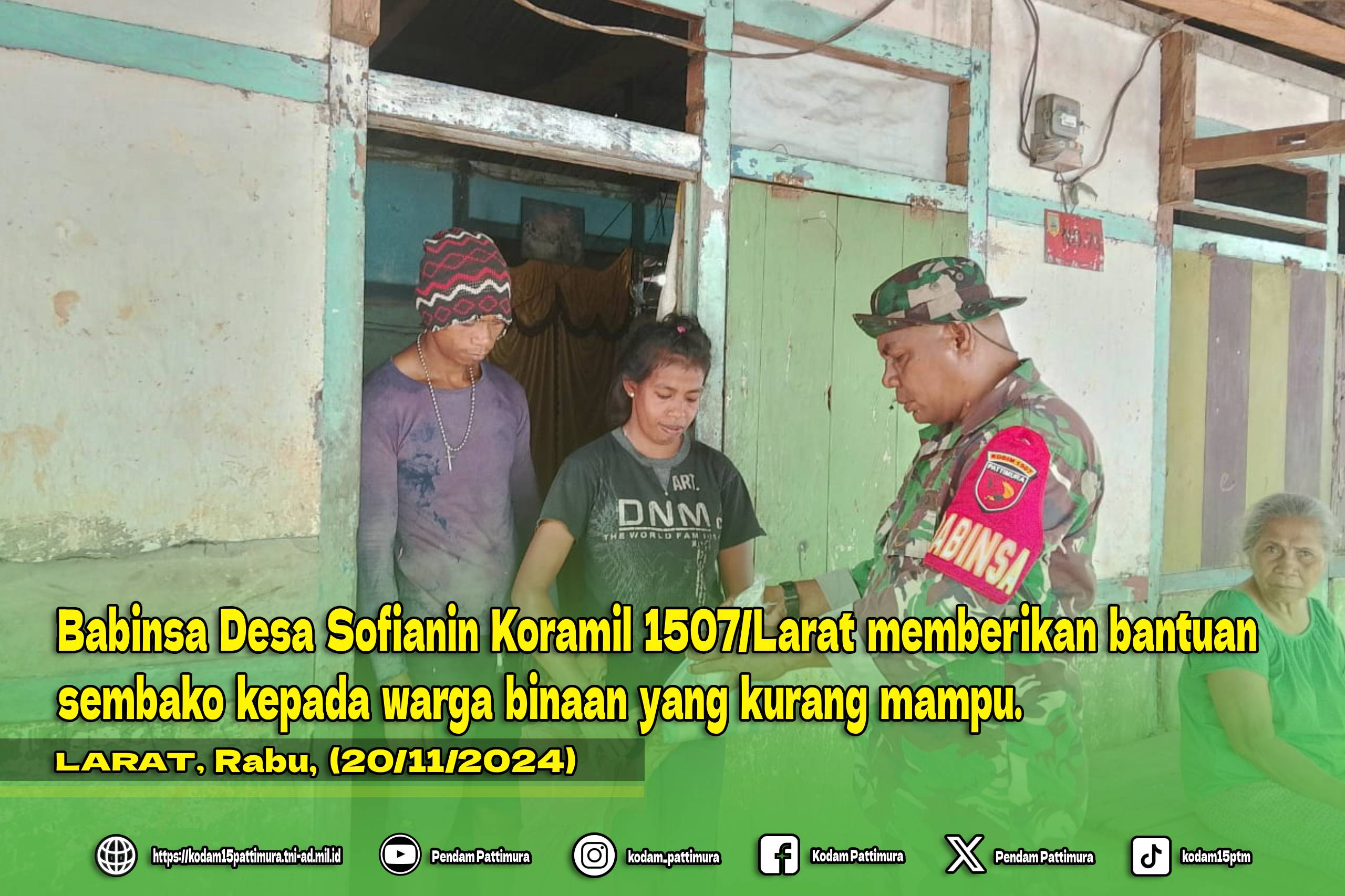Babinsa Desa Sofianin Koramil 1507/Larat memberikan bantuan sembako kepada warga binaan yang kurang mampu