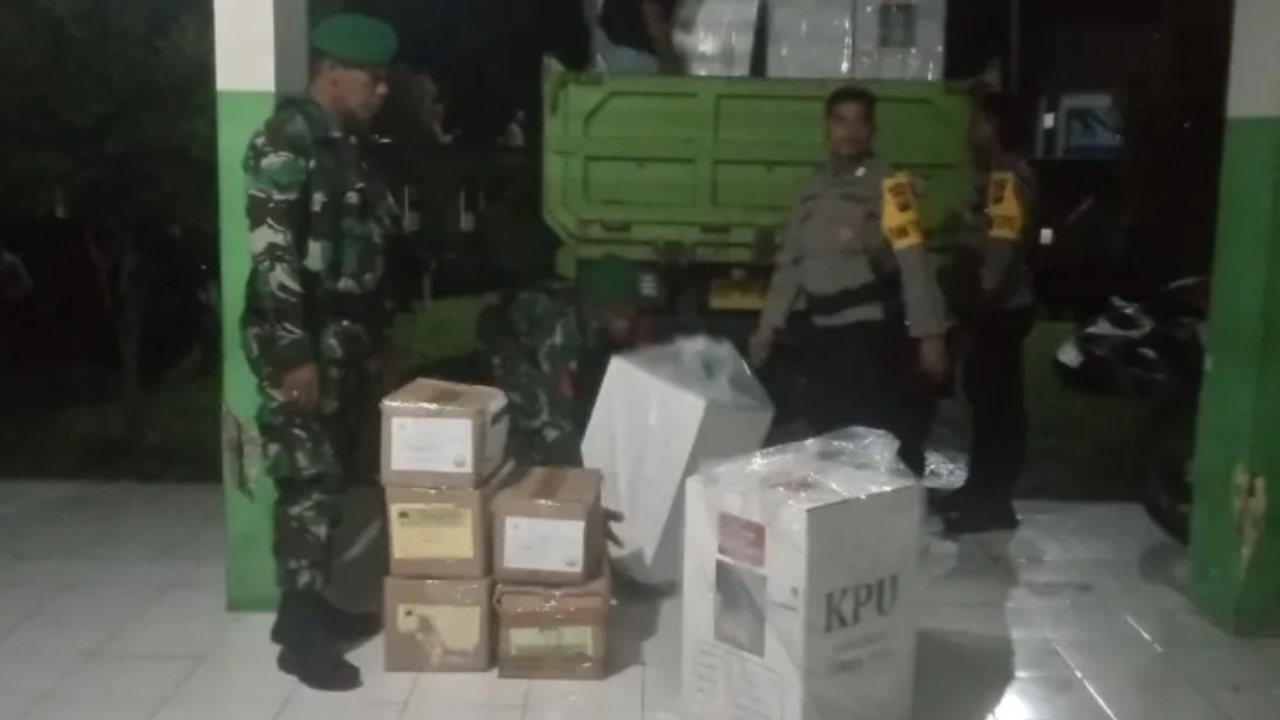 Dukung Kelancaran Pilkada, Personil Koramil 1509-04/Maffa dan Polsek Gane Timur Kawal Pendistribusian Logistik Pilkada